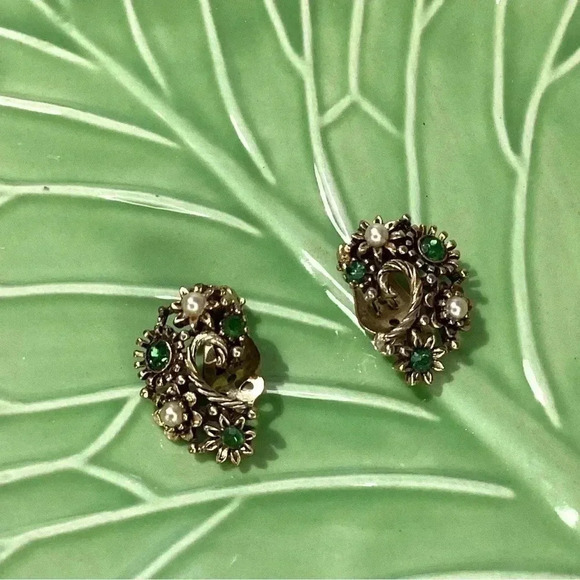 Lisner Vintage Pearl& Emerald Gold tone Earrings - Picture 8 of 12